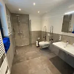 Luxurioeses Rollstuhlgerechtes Ferienapartment A1 Mit Umzaeunten Garten, 65qm דירה