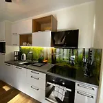 Luxurioeses Rollstuhlgerechtes Ferienapartment A1 Mit Umzaeunten Garten, 65qm אמצברג