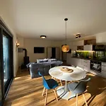 Luxurioeses Rollstuhlgerechtes Ferienapartment A1 Mit Umzaeunten Garten, 65qm דירה
